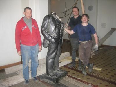 Прикрепленное изображение: 3 Статуя Ленина с рабочими Центрального музея Тавриды.jpg